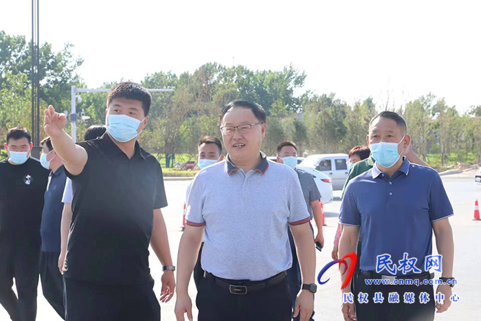 縣委副書記栗團結(jié)督導(dǎo)民睢路綜合整治工作