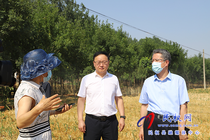 副市長(zhǎng)潘峰蒞民調(diào)研秋作物抗旱和引水蓄水工作