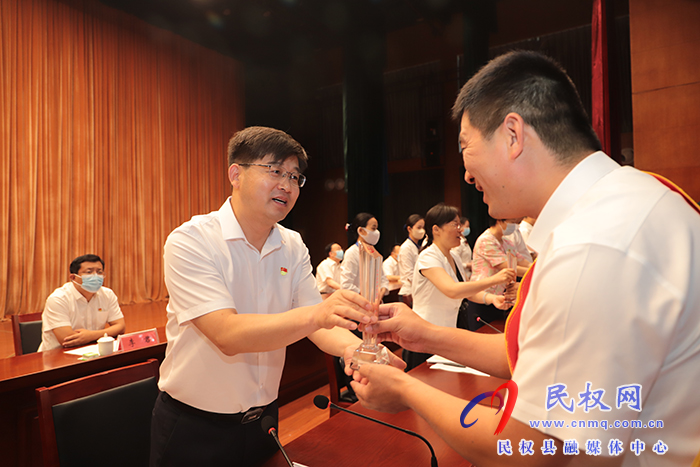 全縣農(nóng)村黨組織書記專業(yè)化管理工作推進(jìn)暨“新時(shí)代奮勇爭先好書記”表彰大會召開