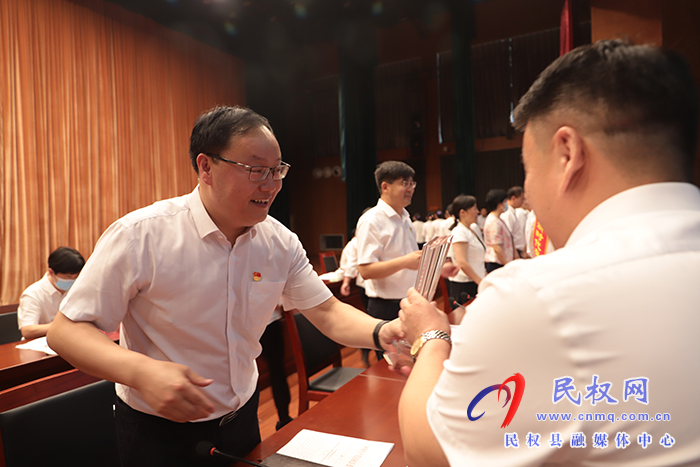 全縣農(nóng)村黨組織書記專業(yè)化管理工作推進(jìn)暨“新時(shí)代奮勇爭先好書記”表彰大會召開