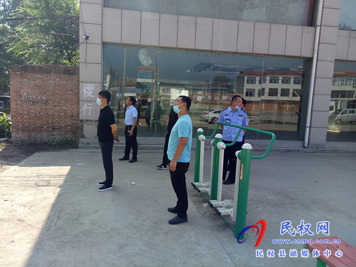 民權(quán)縣程莊鎮(zhèn)中心校聯(lián)合執(zhí)法組對全鎮(zhèn)民辦學(xué)校、補(bǔ)課點(diǎn)開展排查、查封專項(xiàng)活動(dòng)