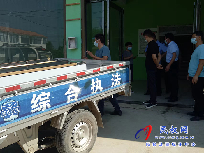 民權(quán)縣程莊鎮(zhèn)中心校聯(lián)合執(zhí)法組對全鎮(zhèn)民辦學(xué)校、補(bǔ)課點(diǎn)開展排查、查封專項(xiàng)活動(dòng)