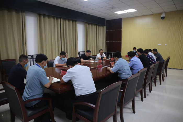 縣委副書記栗團(tuán)結(jié)主持召開疫情防控社會(huì)面管控研判會(huì)議