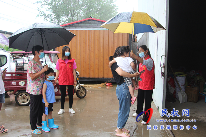 民權(quán)縣褚廟鄉(xiāng)風(fēng)雨中最美“志愿紅！”