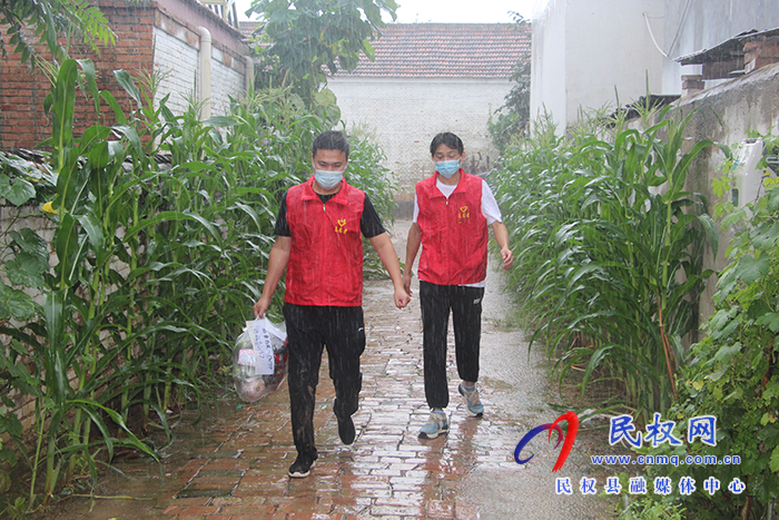 民權(quán)縣褚廟鄉(xiāng)風(fēng)雨中最美“志愿紅！”