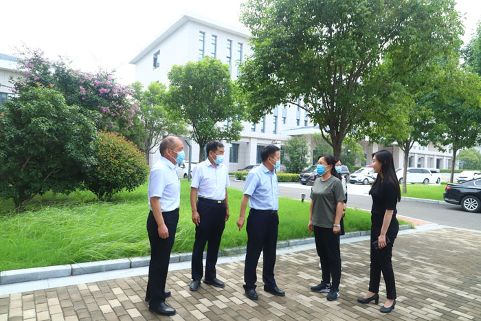 商丘市第一人民醫(yī)院黨委書記、院長(zhǎng)韓傳恩帶隊(duì)到民看望慰問(wèn)奮戰(zhàn)在疫情防控一線工作人員