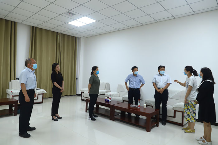 商丘市第一人民醫(yī)院黨委書記、院長(zhǎng)韓傳恩帶隊(duì)到民看望慰問(wèn)奮戰(zhàn)在疫情防控一線工作人員