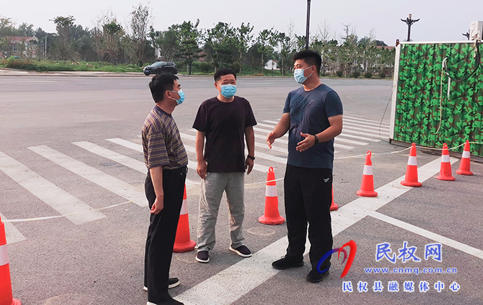縣領(lǐng)導(dǎo)李新軍、馬德偉督導(dǎo)連霍高速花園出口疫情防控工作