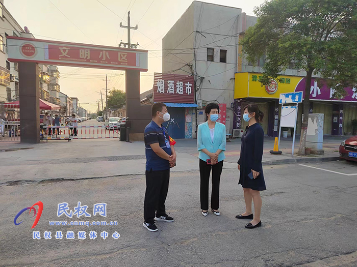 縣領(lǐng)導(dǎo)周燕、于茜查看群眾生活物品保障和派發(fā)物品到位情況