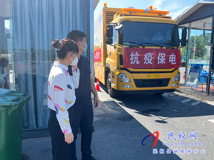 縣領(lǐng)導(dǎo)于茜督查保供物資運輸和中轉(zhuǎn)情況