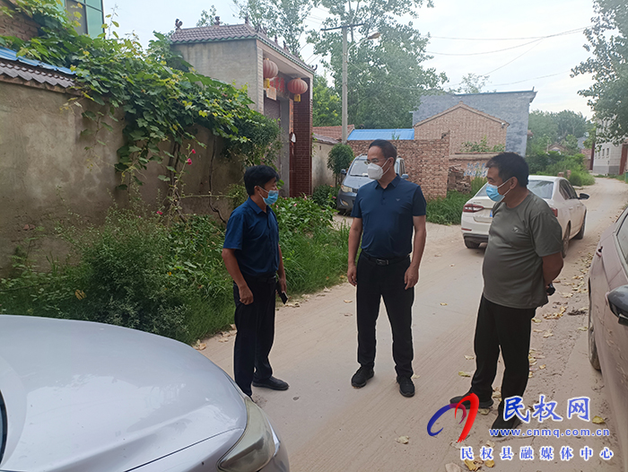 縣委常委、常務(wù)副縣長王景義到北關(guān)鎮(zhèn)移動方艙核酸檢測點查看樣本運送、收集、存儲和檢測情況