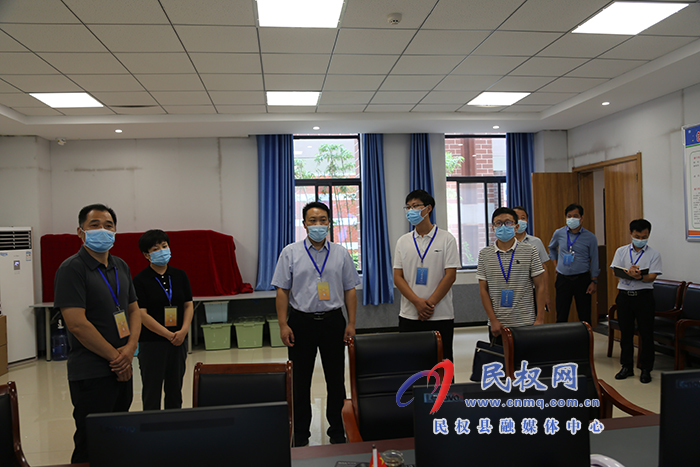 縣委常委、組織部長王義彬查看省考公務(wù)員網(wǎng)絡(luò)線上面試情況