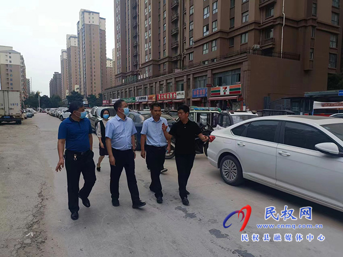 縣委常委、常務(wù)副縣長王景義查看城區(qū)道路項目建設(shè)情況