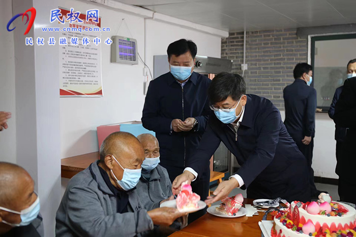 縣委書記張團結慰問敬老院和百歲老人