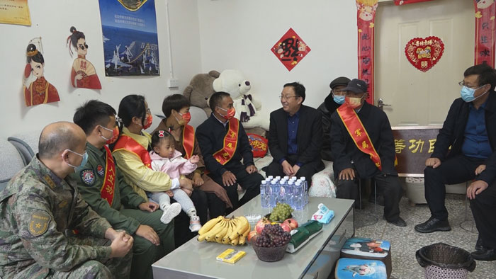 縣領(lǐng)導慰問榮立二等功現(xiàn)役軍人劉穩(wěn)