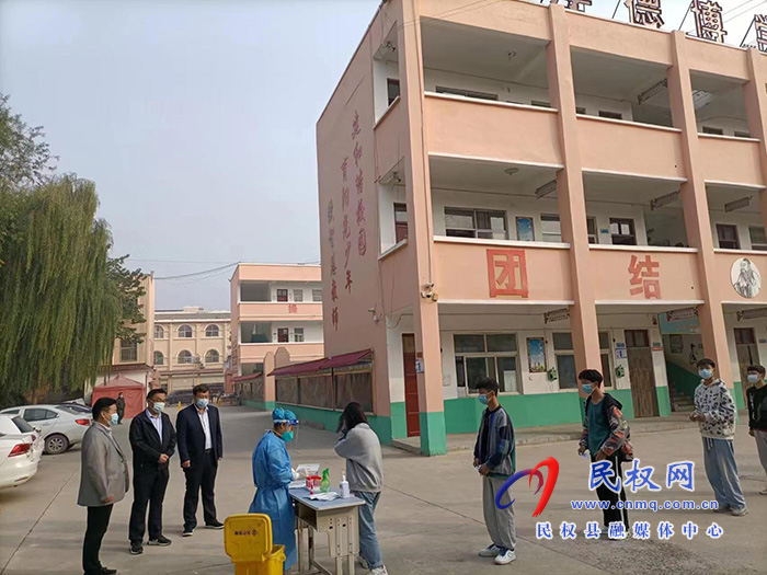 縣委常委、宣傳部長(zhǎng)、副縣長(zhǎng)畢道喜到王橋鎮(zhèn)督導(dǎo)核酸檢測(cè)和返鄉(xiāng)人員排查管控情況