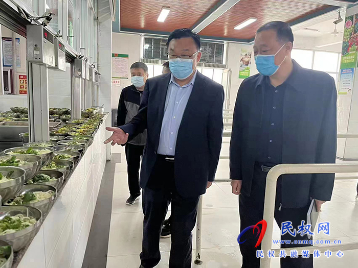 縣委常委、宣傳部長、副縣長畢道喜調(diào)研學(xué)校全封閉管理工作