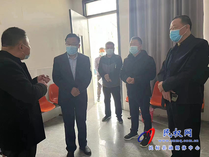 縣委常委、宣傳部長、副縣長畢道喜調(diào)研學(xué)校全封閉管理工作