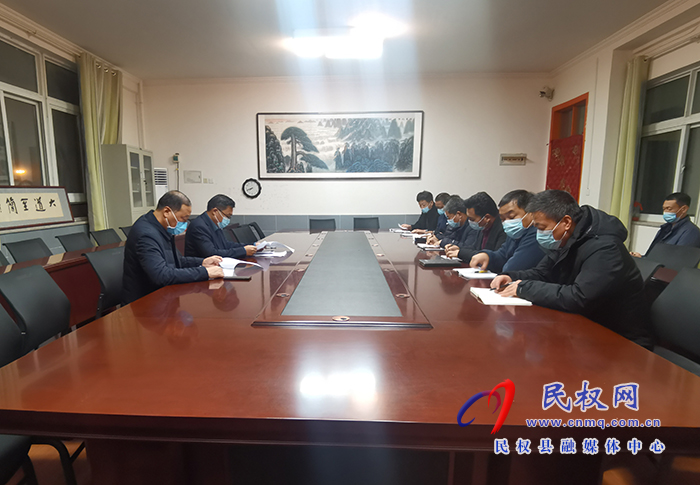 縣委常委、宣傳部長(zhǎng)、副縣長(zhǎng)畢道喜夜查學(xué)校疫情防控工作