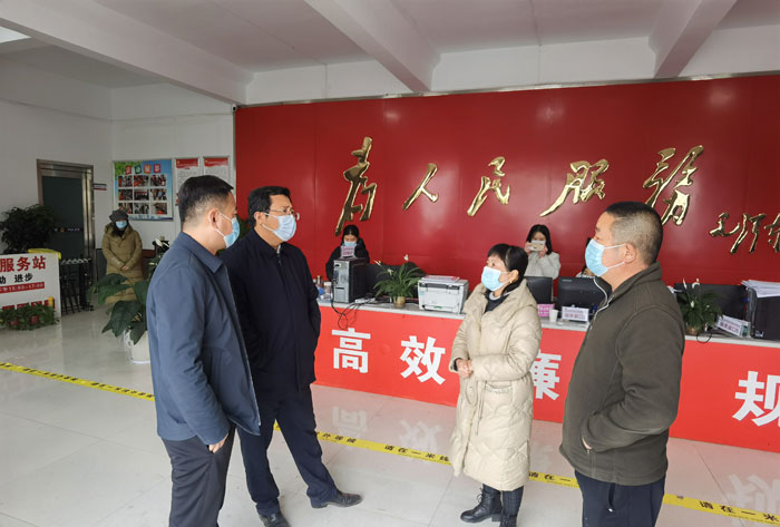 縣領導李君調(diào)研督導重點項目建設和疫情防控工作并看望慰問一線防疫人員