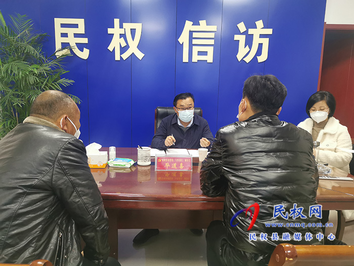 縣委常委、宣傳部長(zhǎng)、副縣長(zhǎng)畢道喜接待來(lái)訪群眾