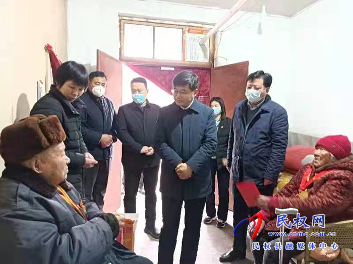市人大常委會副主任、縣委書記張團結(jié)看望慰問困難老黨員