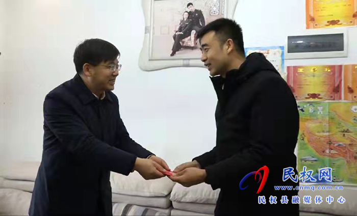 市人大常委會(huì)副主任、縣委書(shū)記張團(tuán)結(jié)看望慰問(wèn)立功受獎(jiǎng)現(xiàn)役軍人