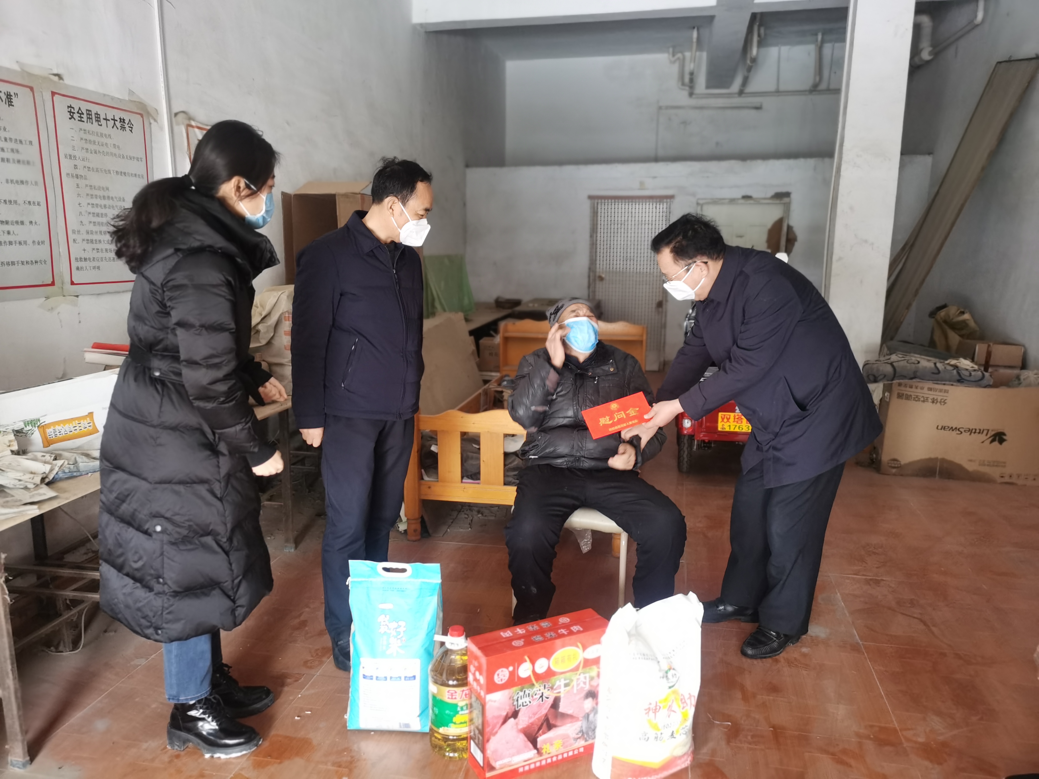 縣領(lǐng)導(dǎo)李國(guó)棟、韓德勇到雙塔鎮(zhèn)慰問(wèn)退伍軍人