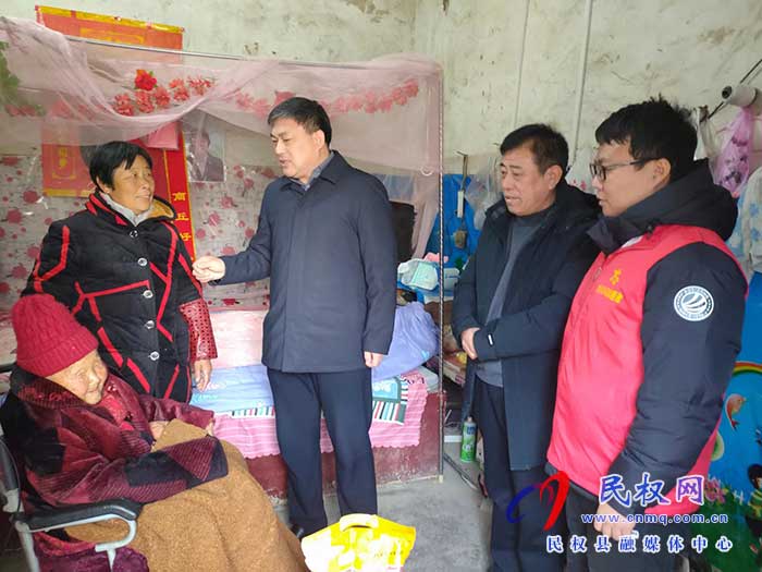 民權縣水務公司開展慰問道德模范和身邊好人活動