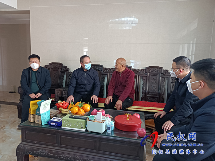 縣委常委、常務(wù)副縣長(zhǎng)王景義看望慰問(wèn)實(shí)職縣級(jí)退休干部