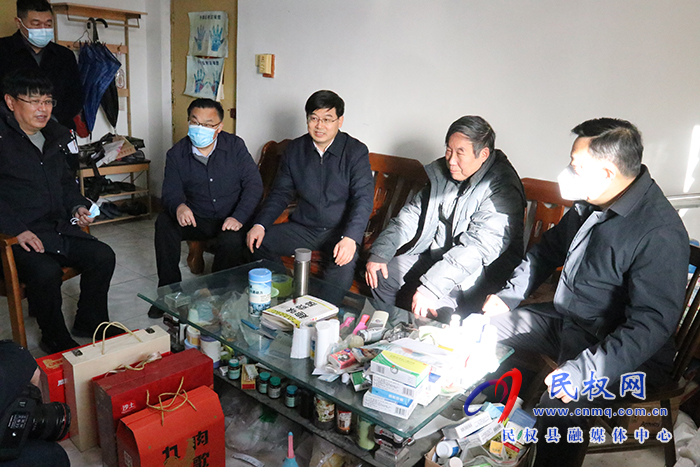 市人大常委會副主任、縣委書記張團結(jié)走訪慰問離退休老干部
