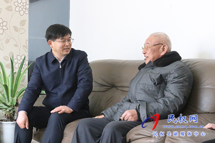市人大常委會副主任、縣委書記張團結(jié)走訪慰問離退休老干部