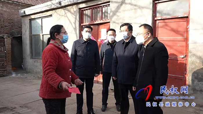縣政協(xié)主席周明河慰問企業(yè)軍轉干部、城市居民困難戶、特困下崗職工