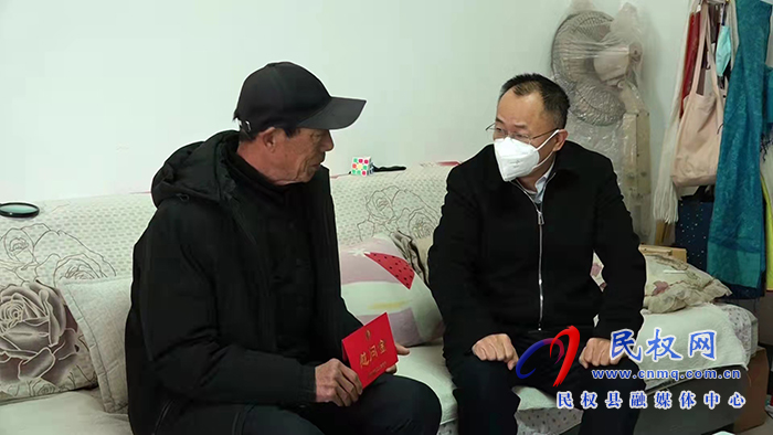 縣政協(xié)主席周明河慰問企業(yè)軍轉干部、城市居民困難戶、特困下崗職工