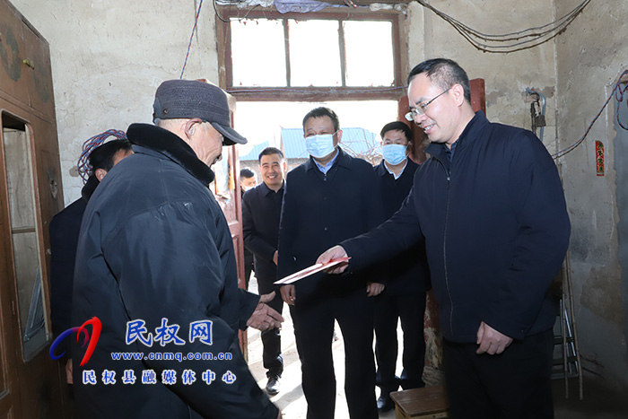 縣委常委、常務(wù)副縣長王景義看望慰問困難老黨員