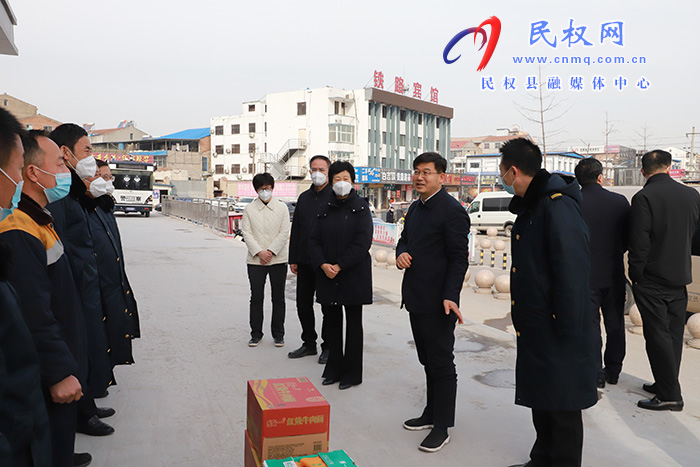 市人大常委會副主任、縣委書記張團(tuán)結(jié)走訪慰問春節(jié)一線值班人員