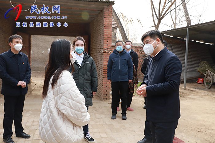 市人大常委會(huì)副主任、縣委書記張團(tuán)結(jié)走訪慰問“春蕾女童”
