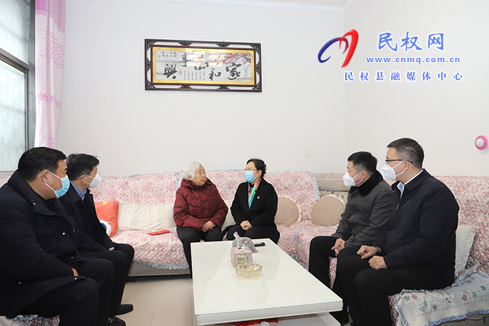 縣委副書記、縣長(zhǎng)王靜嫻走訪問困難群體、退役軍人和軍烈屬