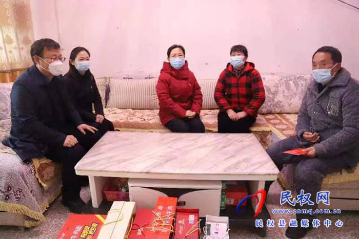 縣委副書(shū)記、縣長(zhǎng)王靜嫻慰問(wèn)基層困難老黨員