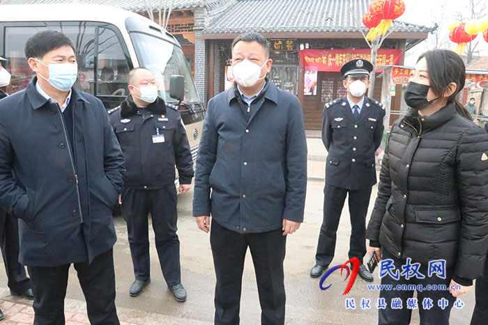 副縣長(zhǎng)、縣公安局黨組書記、局長(zhǎng)賈濤查看游樂(lè)場(chǎng)所安全生產(chǎn)工作