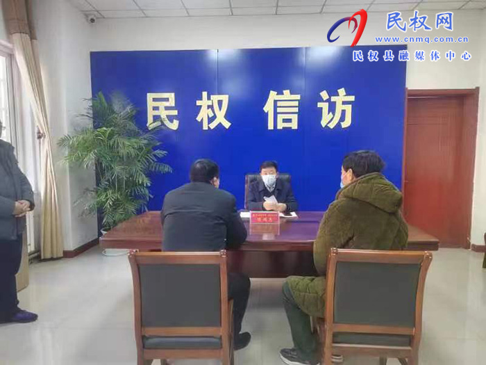 縣委常委、政法委書記陳鴻志在縣來訪接待中心約訪群眾