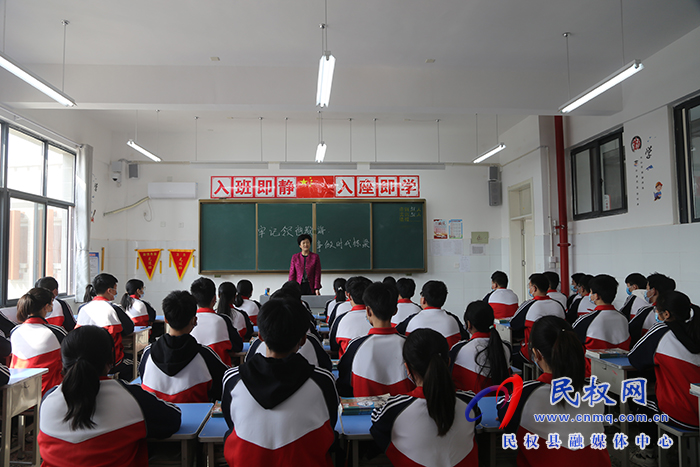 縣人大常委會主任周燕進(jìn)校園講授思政課