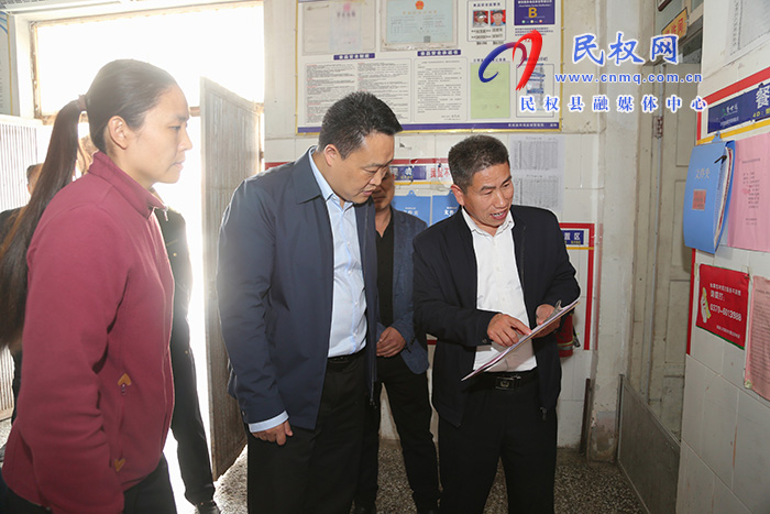 縣委常委、組織部長王義彬督導(dǎo)食品安全“兩個(gè)責(zé)任”工作落實(shí)情況