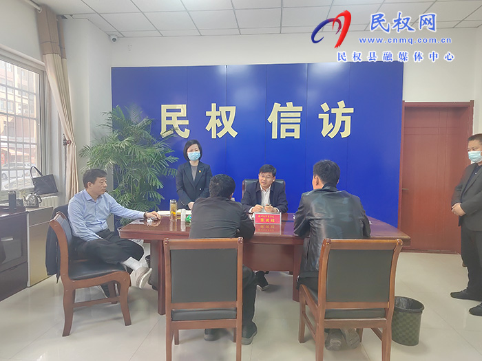 市人大常委會(huì)副主任、縣委書記張團(tuán)結(jié)接待來訪群眾