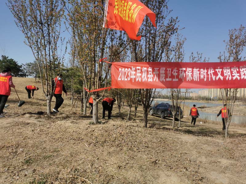 縣住建局開(kāi)展“衛(wèi)生環(huán)?！敝驹阜?wù)活動(dòng)