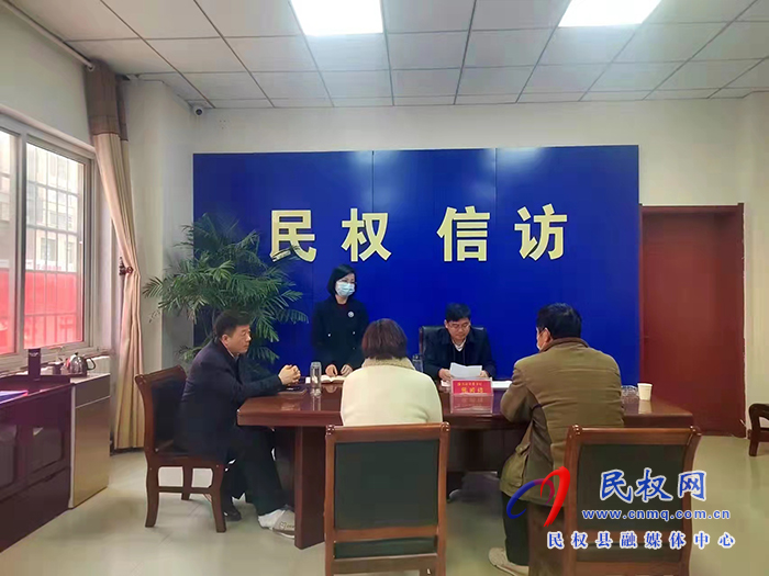 市人大常委會副主任、縣委書記張團結(jié)到群眾來訪接待中心接待來訪群眾