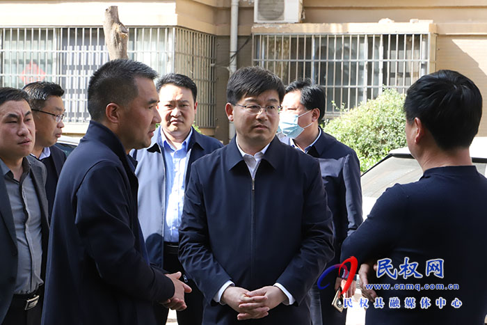 市人大常委會副主任、縣委書記張團結調研志愿服務工作