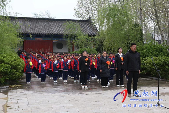 民權(quán)縣老顏集鄉(xiāng)楊樹莊小學舉行“弘揚傳統(tǒng)文化，追思先賢莊子”文明祭掃活動