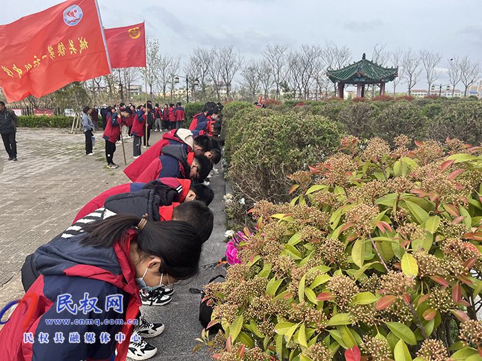  城關一中開展“緬懷革命先烈，繼承革命傳統(tǒng)”清明節(jié)祭掃活動