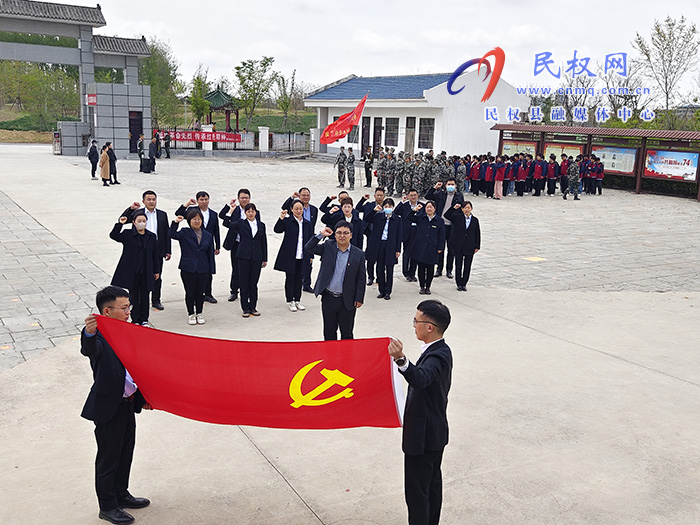 中國郵政儲蓄銀行民權(quán)縣支行支部書記、行長郭峰帶領(lǐng)黨員干部赴烈士陵園開展清明節(jié)祭掃活動